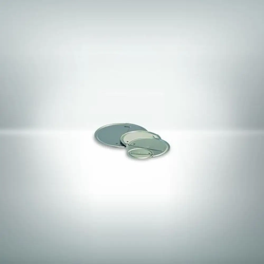 Drei runde, flache Scheiben von Armacell, aus Metall, mit verschiedenen Durchmessern, auf einer neutralen Oberfläche angeordnet.